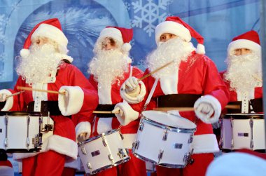 Saint-Petersburg.Russia.December.22.2018.Musicians Santa Claus.On Noel arifesi şeklinde seyirci önünde bir konser vermek. Davul çalıyorlar. Palace Meydanı'nda gerçekleştirmek.
