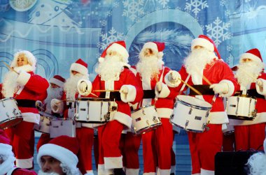 Saint-Petersburg.Russia.December.22.2018.Musicians Santa Claus.On Noel arifesi şeklinde seyirci önünde bir konser vermek. Davul çalıyorlar. Palace Meydanı'nda gerçekleştirmek.