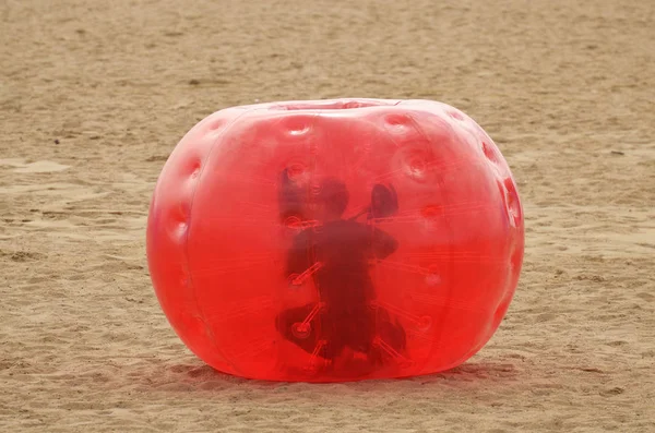 Zorbing 极限吸引力 佐布是一个聚氨酯球 一个人被安置在里面 — 图库照片