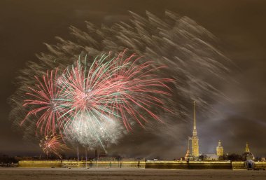 Peter ve Paul kalenin üzerinde Christmas.Bright fireworks için güzel Festival havai fişek.