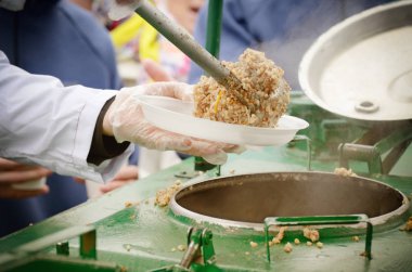 Karabuğday orduda kısmı. Askerler için lezzetli ve iştah açıcı yemek.