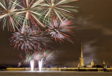 Peter ve Paul kalenin üzerinde Christmas.Bright fireworks için güzel Festival havai fişek.