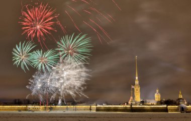 Peter ve Paul kalenin üzerinde Christmas.Bright fireworks için güzel Festival havai fişek.