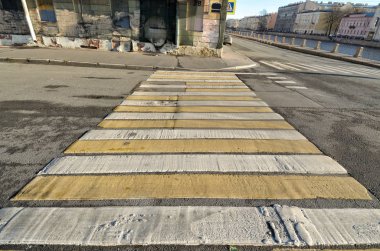 Yaya geçidi işaretleme. Paralel beyaz şerit şeklinde .