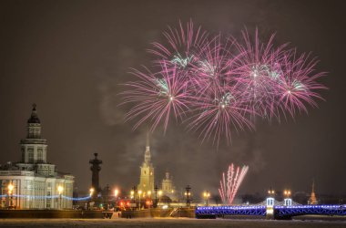 Peter ve Paul kalenin üzerinde Christmas.Bright fireworks için güzel Festival havai fişek.