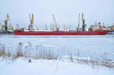 Doğal peyzaj kargo liman. Bay su buz ile kaplıdır. Üzerine beyaz kar ise.
