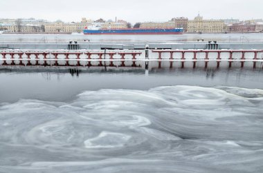 Kış kentidir. Nehrin icebound. Frost ve soğuk dışında.
