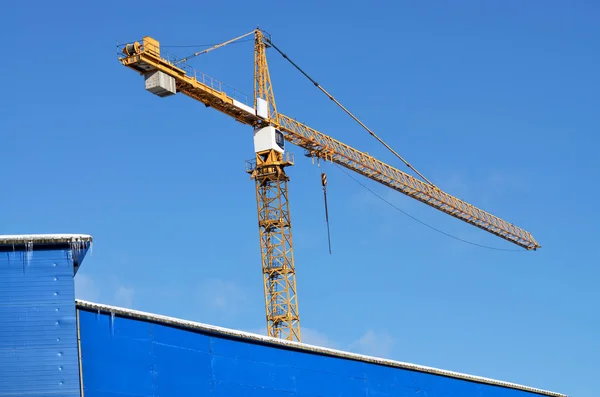 Guindastes Torre Construção Casas Levantam Cargas Pesadas Topo — Fotografia de Stock