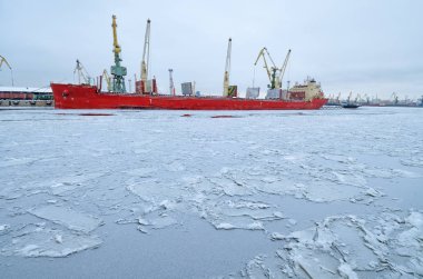 Doğal peyzaj kargo liman. Bay su buz ile kaplıdır. Üzerine beyaz kar ise.