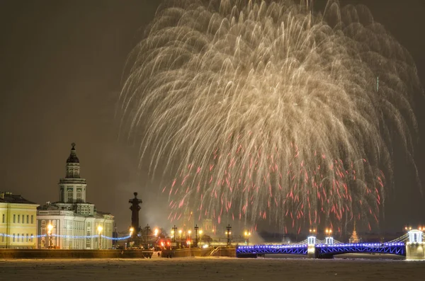 ピーターおよびポールの要塞の Christmas Bright 花火の美しいお祭り花火 — ストック写真