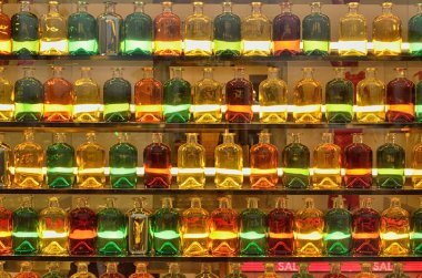 Çok renkli şişe penceresinde. Elektrik Aydınlatma güzel bir görünüm oluşturur.