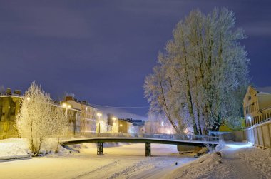 Gece şehirde kış. Dışarısı. Kar bir sürü.