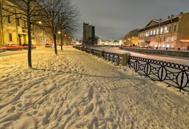 Gece şehirde kış. Dışarısı. Kar bir sürü.