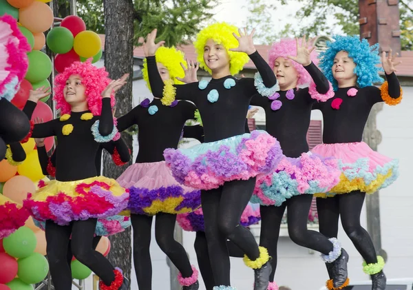Санкт Петербург Россия Дети Разноцветных Париках Танцуют Веселую Песню — стоковое фото
