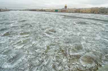 Nehir buzla kaplıdır. Frost güzel bir doku kar kurdu.