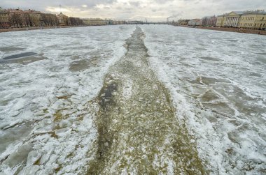 Nehir buzla kaplıdır. Frost güzel bir doku kar kurdu.