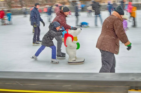 Saint Petersburg Russia December 2018 Schlittschuhlaufen Auf Der Eisbahn Ist — Stockfoto