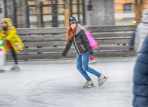 Petersburg Russia December 2018 Skating 在溜冰场上 这对你的健康有好处 积极的生活方式带来了很多快乐 — 图库照片