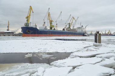 Doğal peyzaj kargo liman. Bay su buz ile kaplıdır. Üzerine beyaz kar ise.