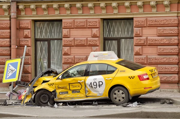 Saint-Petersburg.Russia.Toctober.16.2016.he taksi şoförü sürüş ile baş edemez ve bir yaya üye içine çöktü.