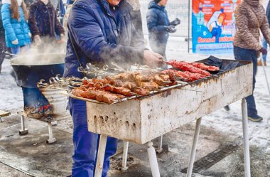 Et dishes.shashlik yemek kömürün üstünde hazırlanmıştır.