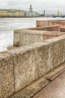 Şehir manzarası ile bulutlu, yağmurlu havalarda Nehri.