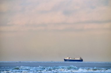 Kış deniz manzaralı. Su buzla kaplıydı. Soğuk ve sert bir Don.