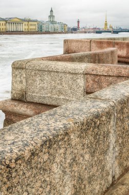 Şehir manzarası ile bulutlu, yağmurlu havalarda Nehri.