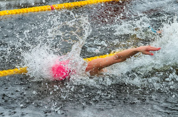 Le nageur nage dans la piscine . — Photo