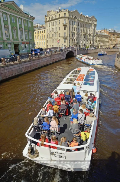 Turist fartyg flyter på floderna och kanalerna i staden. De bär stadsvandringar. — Stockfoto