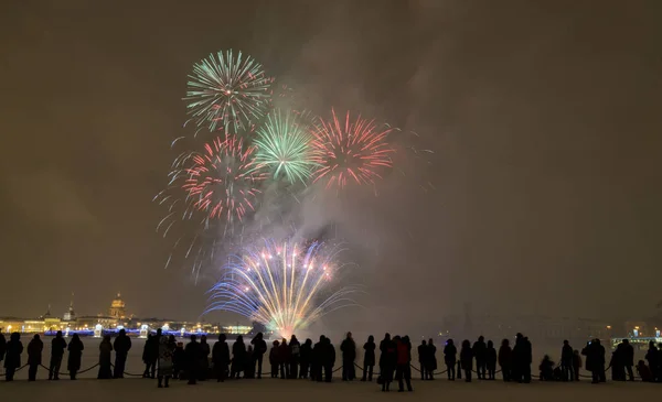 Hermosos fuegos artificiales festivos para Navidad . — Foto de Stock