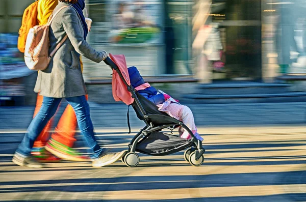 휠체어에 아기와 함께 젊은 가족. — 스톡 사진