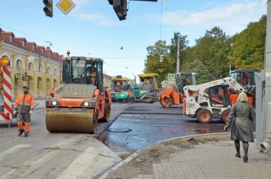 Yol Asfalt döşeme çalışmaları devam ediyor .