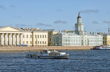 Turist nehirler ve kanallar şehrin üzerinde yüzen gemi. Şehir turları taşıdıkları.
