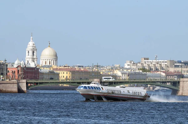 Turist fartyg flyter på floderna och kanalerna i staden. De bär stadsvandringar. — Stockfoto
