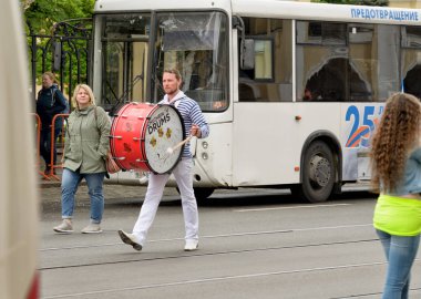 farklı gruplardan mart davulcular.