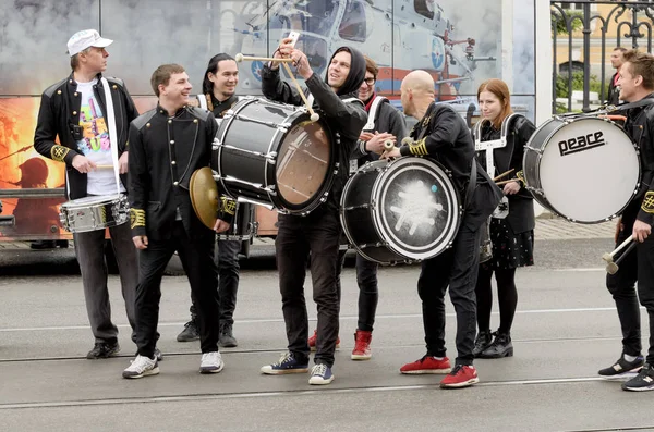 Pochod bubeníků z různých skupin. — Stock fotografie