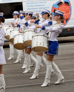 farklı gruplardan mart davulcular.