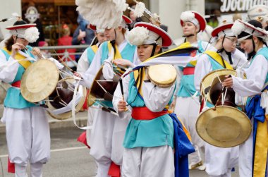 farklı gruplardan mart davulcular.