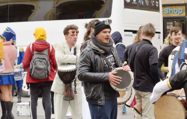 farklı gruplardan mart davulcular.