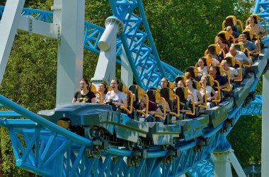 Popüler bir cazibe Rus roller coaster olduğunu.