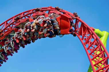 Popüler bir cazibe Rus roller coaster olduğunu.