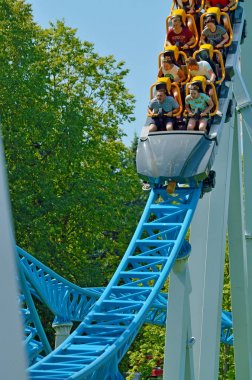 Popüler bir cazibe Rus roller coaster olduğunu.