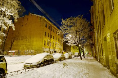 Kışın gece şehri.