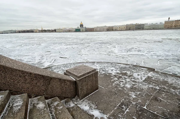 Řeka ve městě je pokryta ledem.. — Stock fotografie