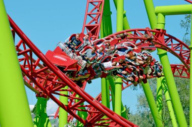 Popüler bir cazibe Rus roller coaster olduğunu.