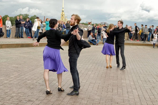 Bailando en la plaza del pueblo al aire libre . — Foto de Stock