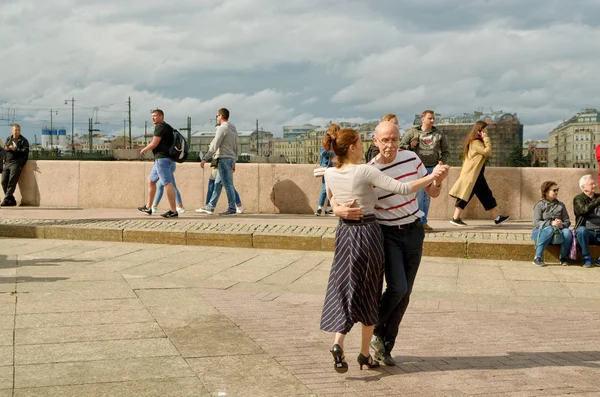 Tanz an der frischen Luft auf dem Stadtplatz. — Stockfoto