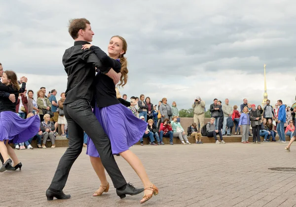 Танці на Ратушній площі на свіжому повітрі. — стокове фото