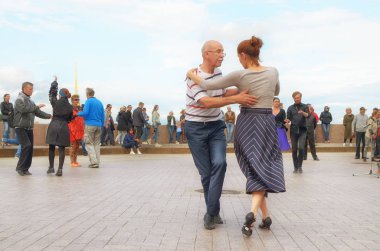 Şehir meydanında temiz havada dans etmek.